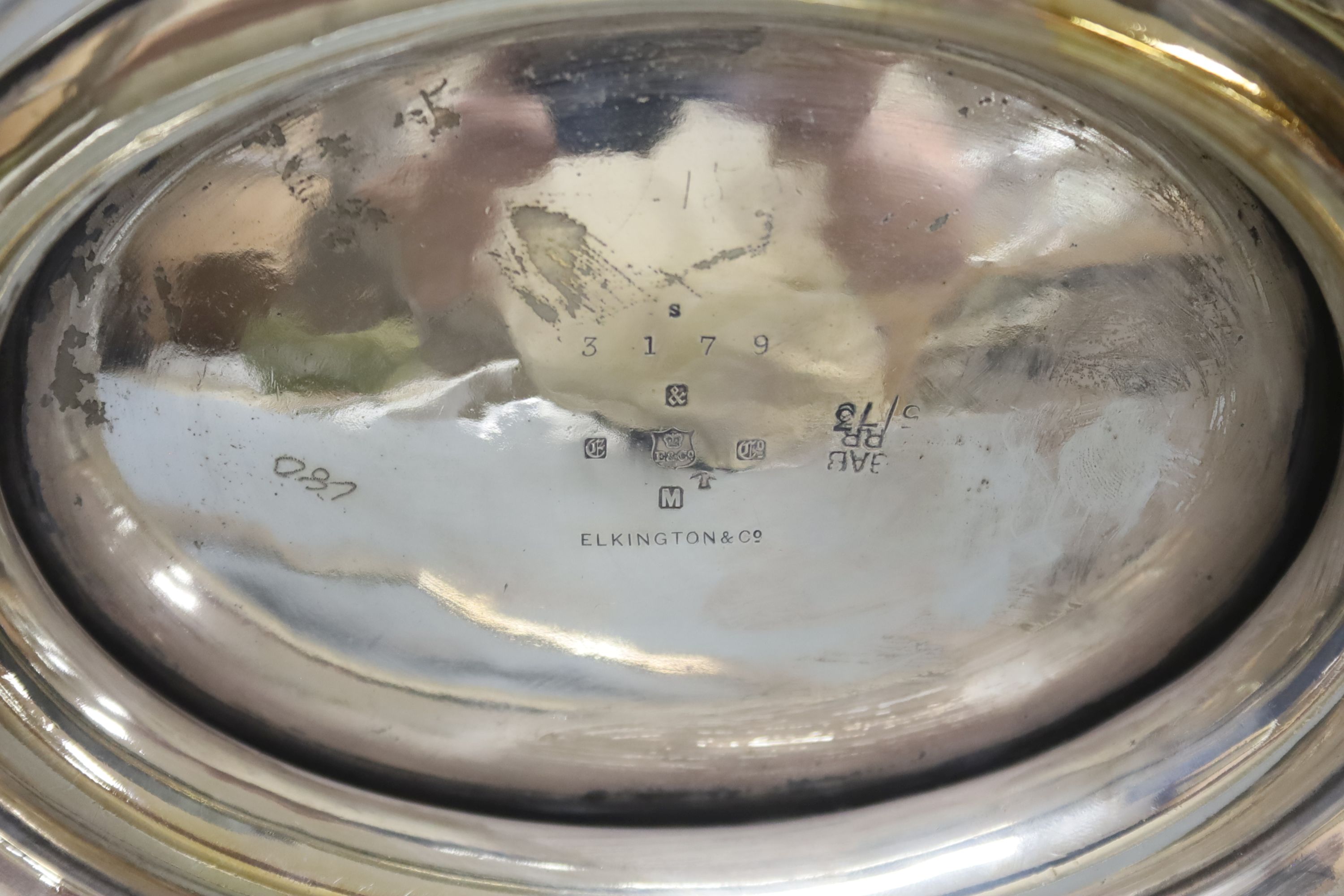 An Elkingtons silver plated soup tureen, 42 x 25cm, 18cm high, and an associated soup ladle